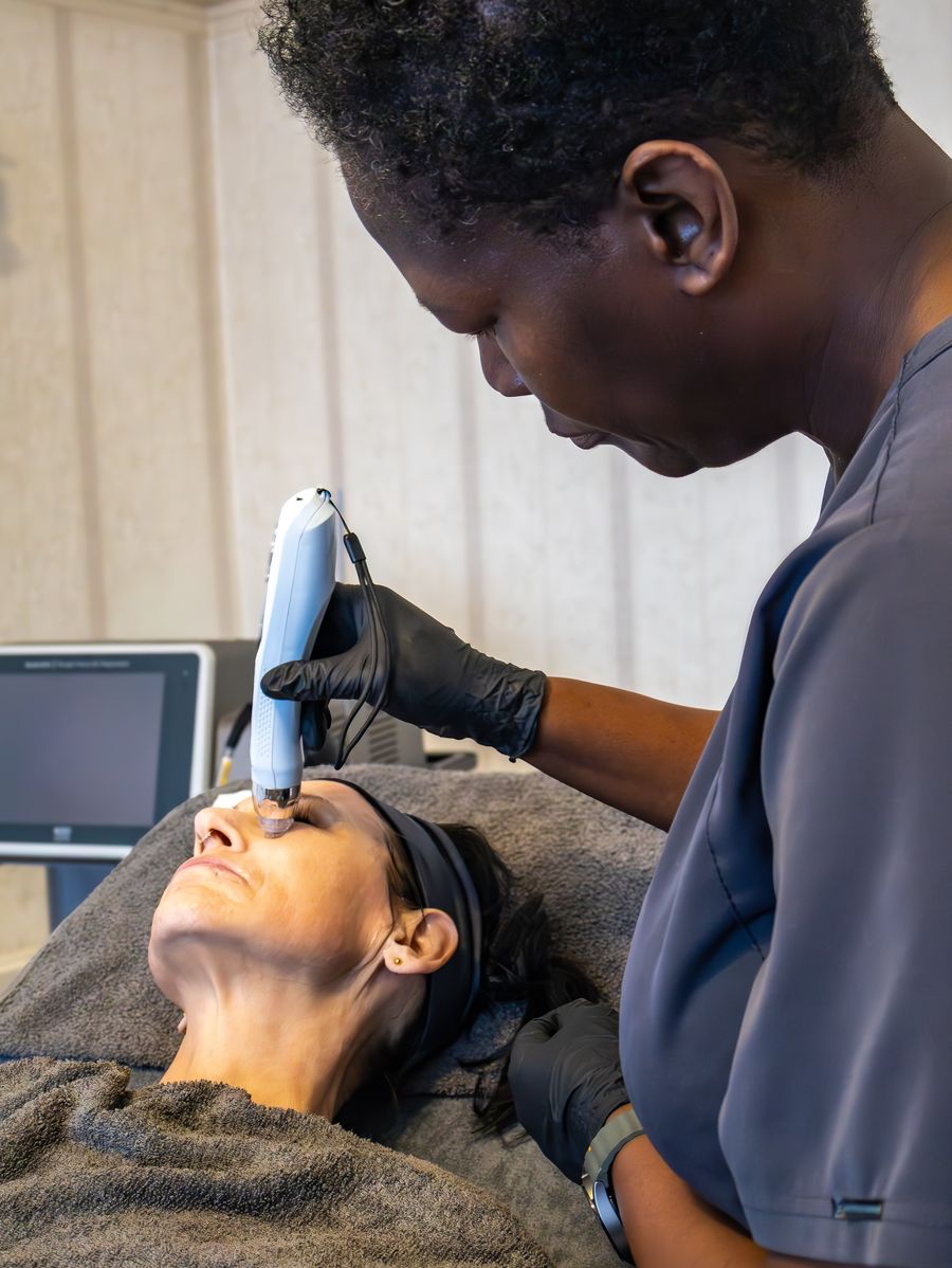 Tawa performing a NeoGen nitrogen plasma treatment at TD Aesthetics